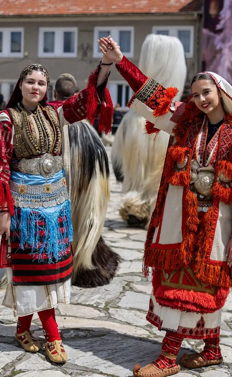 Великденски кукерски карнавал в село Елешница